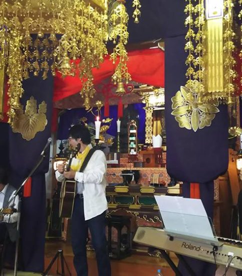 お寺での初ライブ♪